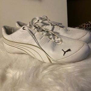 Like new Puma size 9 white casual shoes